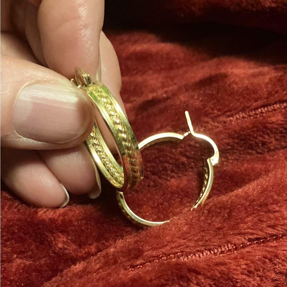 Chic 14k Solid Gold Textured Hoop Earrings